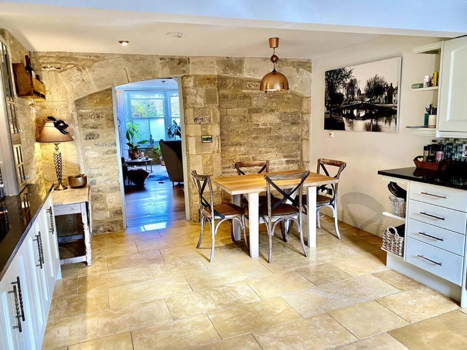 Bourton-on-the-Water Historic Cotswold Chic Style For Uk Staycation מראה חיצוני תמונה